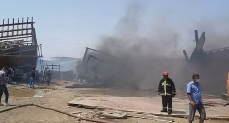 Một loạt tàu bốc cháy dữ dội tại cảng biển Iran