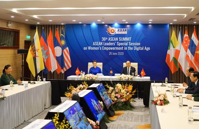 Thủ tướng Nguyễn Xuân Phúc và Chủ tịch Quốc hội Nguyễn Thị Kim Ngân tại phiên họp đặc biệt của lãnh đạo ASEAn về tăng quyền năng của phụ nữ trong kỷ nguyên số.