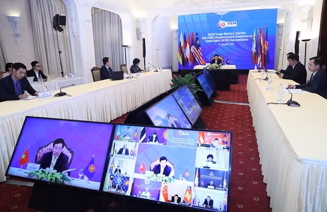 Các đại biểu lắng nghe báo cáo tình hình hoạt động AICHR trong năm qua.