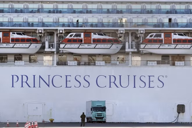 Thời hạn cách ly du thuyền Diamond Princess sẽ kéo dài đến 19-2. Ảnh: Japan Times