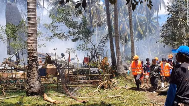 Lực lượng cứu hộ đưa thi thể các nạn nhân ra khỏi chiếc máy bay gặp nạn. Ảnh: CNN