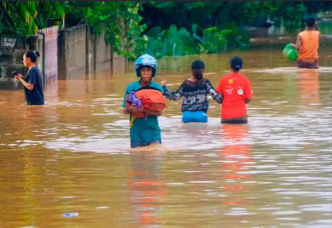 Các trận mưa lớn trút xuống các hòn đảo ở Indonesia và Timor Leste gây ra lũ lụt, sau đó là lở đất khiến nhiều đập nước tràn bờ và hàng nghìn ngôi nhà bị nhấn chìm.