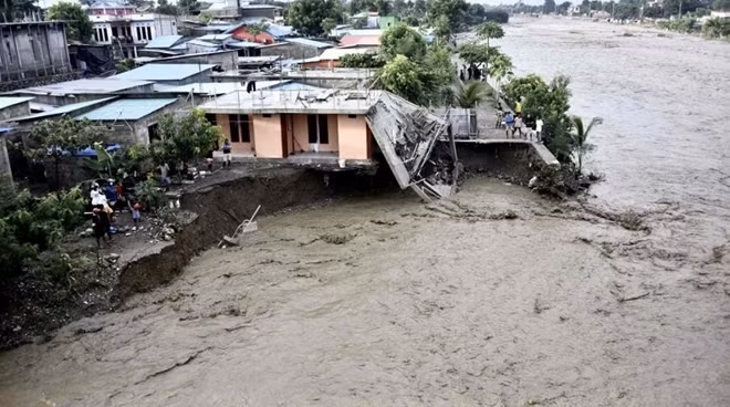 Cơ quan thời tiết Indonesia cho biết, bão Seroja đã đổ bộ vào vùng biển Savu ở phía Tây Nam đảo Timor vào đầu giờ sáng 5/4. Trong vòng 24 giờ tới, cường độ của lốc xoáy có thể tăng lên, mang theo mưa, sóng lớn và gió giật mạnh. Ảnh: Getty