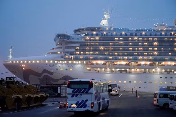 Các hành khách trên du thuyền Diamond Princess được phép rời tàu sau 2 tuần cách ly. Ảnh: BBC