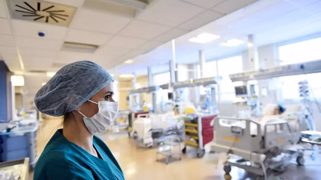 Y tá điều trị tại khu vực dành cho bệnh nhân nhiễm COVID-19 ở Italia. Ảnh: France24