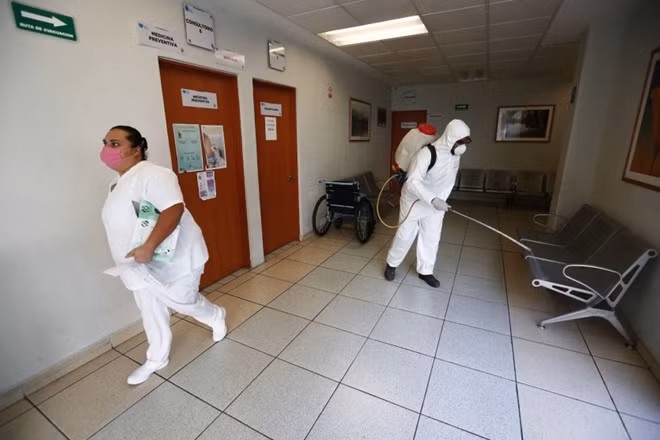 Khử trùng tại một bệnh viện ở Mexico. Ảnh: Getty