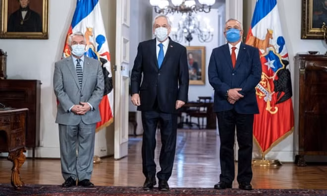 Tổng thống Chile cũng cựu Bộ trưởng và tân Bộ trưởng Y tế nước này cùng xuất hiện. Ảnh: Reuters