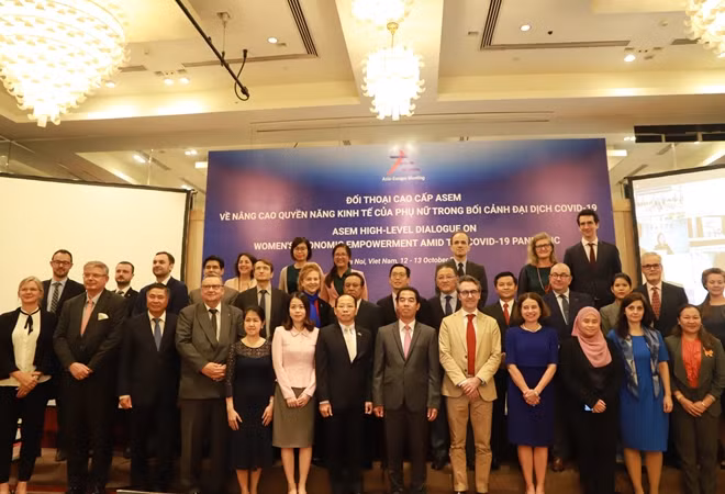 Các đại biểu chụp ảnh lưu niệm.