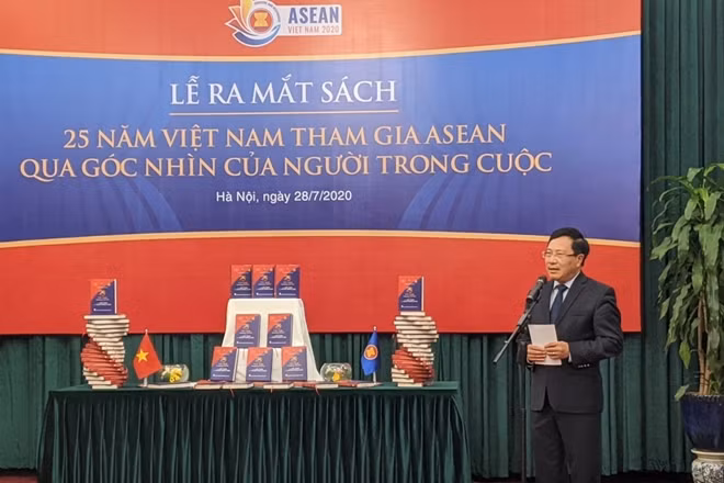Phó Thủ tướng, Bộ trưởng Ngoại giao Phạm Bình Minh chủ trì buổi ra mắt sách.