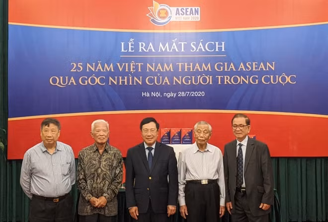Các đại biểu tại lễ ra mắt sách.