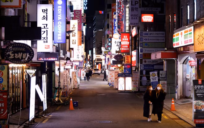 Đường phố thủ đô Seoul, Hàn Quốc vắng bóng người vì COVID-19. Ảnh: Reuters