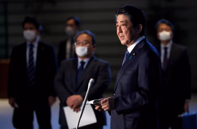 Thủ tướng Nhật Bản Shinzo Abe phát biểu trước báo giới chiều 6/4. Ảnh: Reuters