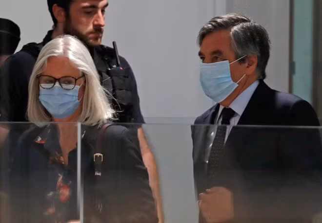 Cựu Thủ tướng Pháp Francois Fillon và vợ xuất hiện tại tòa án. Ảnh: Reuters
