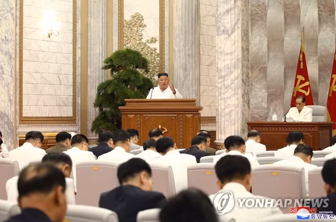 Cuộc họp đánh dấu lần xuất hiện đầu tiên của ông Kim Jong-un trên truyền thông sau gần 1 tháng vắng bóng. Ảnh: KCNA