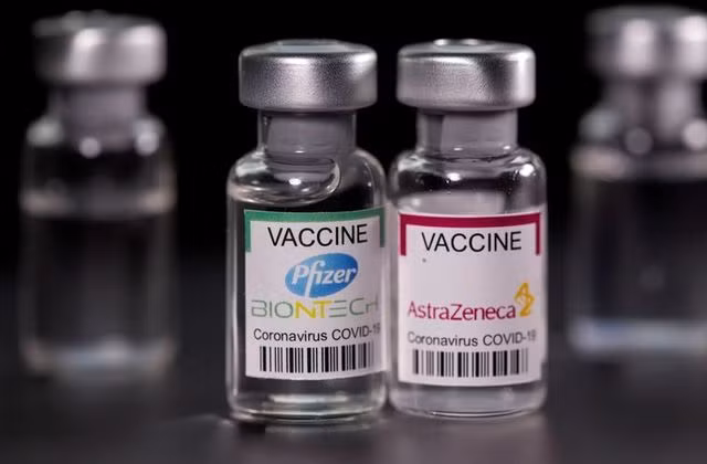 Việc tiêm vaccine Pfizer sau khi tiêm mũi một là AstraZeneca đem lại hiệu quả cao hơn. Ảnh: Reuters Việc tiêm vaccine Pfizer sau khi tiêm mũi một là AstraZeneca đem lại hiệu quả cao hơn. Ảnh: Reuters