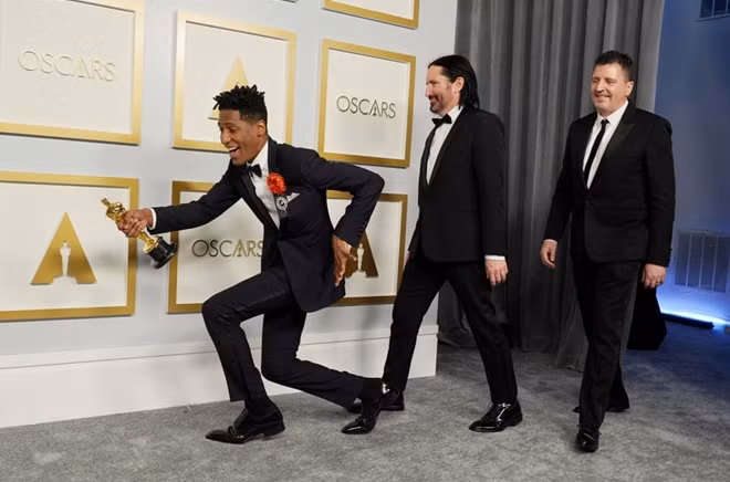 Jon Batiste, Trent Reznor và Atticus Ross, những người đã làm nên chiến thắng cho Soul ở hạng mục "Phim hoạt hình xuất sắc nhất". Năm nay, dù dịch COVID-19 vẫn đang xuất hiện tại nhiều quốc gia, lễ trao giải Oscar lần thứ 73 vẫn được tổ chức trực tiếp tại Los Angeles, Mỹ vào tối 26/4 (giờ địa phương).