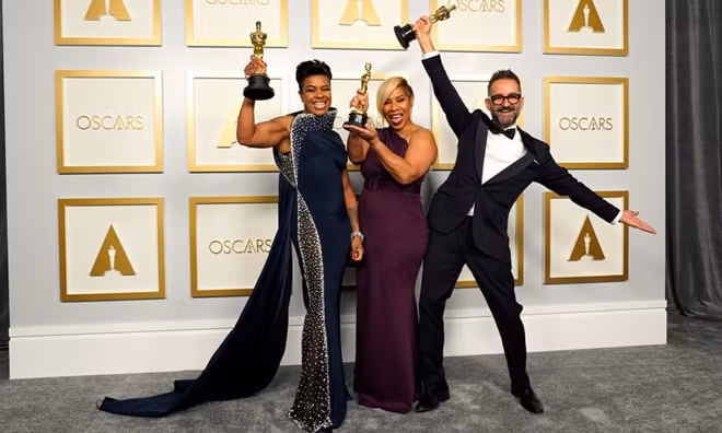 Mia Neal và Jamika Wilson, cùng với Sergio Lopez-Rivera, hai phụ nữ da đen đầu tiên giành được giải "hóa trang và tạo mẫu tóc đẹp nhất" với bộ phim Ma Rainey’s Black Bottom.