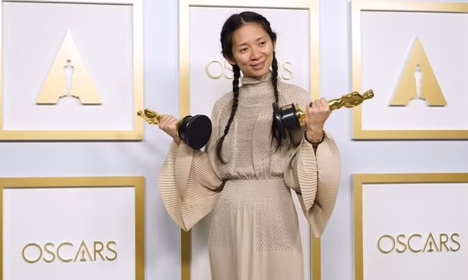 Bộ phim Nomadland của nữ đạo diễn gốc Hoa Chloé Zhao "bội thu" trong mùa giải năm nay với việc giành được giải thưởng ở các hạng mục quan trọng nhất gồm "Phim hay nhất", "Đạo diễn xuất sắc nhất", và "Nữ diễn viên chính xuất sắc nhất".