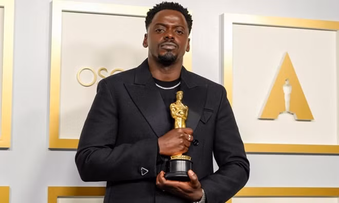 Không nằm ngoài dự đoán, Daniel Kaluuya, diễn viên từng khiến khán giả thán phục với vai diễn trong Get Out, đã xuất sắc vượt qua các đối thủ nặng ký để chiến thắng hạng mục "Nam diễn viên phụ xuất sắc nhất" với vai diễn trong bộ phim Judas and the Black Messiah.