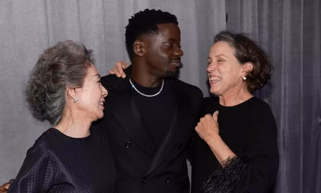 Nữ diễn viên phụ xuất sắc nhất Youn Yuh-Jung, nam diễn viên phụ xuất sắc nhất Daniel Kaluuya và nữ diễn viên chính xuất sắc nhất Frances McDormand hào hứng chia sẻ niềm vui chiến thắng tại phòng họp báo của giải Oscar.