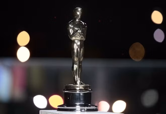 Bức tượng vàng Oscar danh giá xuất hiện trong lễ trao giải năm nay. Oscar là giải thưởng điện ảnh của Viện Hàn lâm Khoa học và Nghệ thuật Điện ảnh Mỹ (AMPAS). Ra đời từ năm 1929, Oscar được trao thường niên tại thành phố Los Angeles để ghi nhận những thành tựu xuất sắc của 24 lĩnh vực trong ngành điện ảnh năm trước đó.