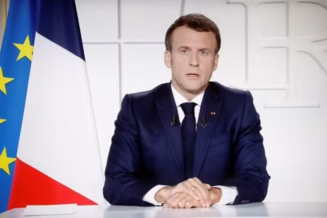 Tổng thống Pháp Emmanuel Macron lại một lần nữa lên sóng truyền hình trực tiếp để thông báo các biện pháp phòng chống COVID-19. Ảnh: Reuters