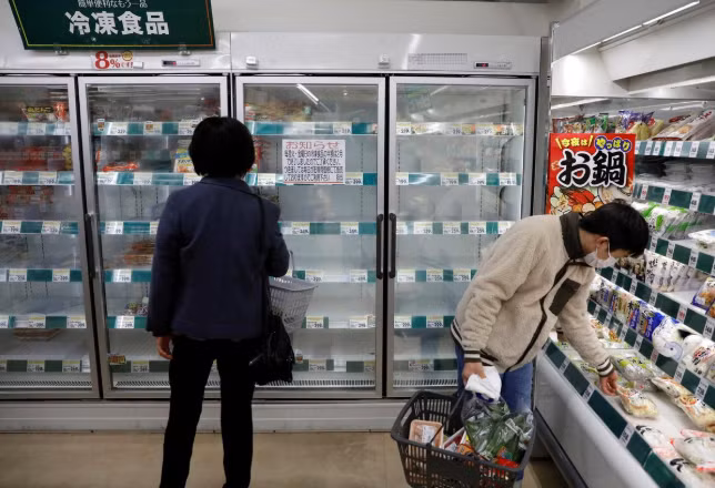 Các quầy đồ ăn tại cửa hàng tiện lợi ở Tokyo bắt đầu trở nên trống dần. Ảnh: Reuters