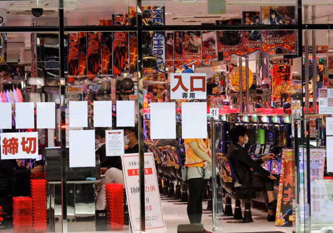 Mặc dù được khử trùng nghiêm ngặt, việc mở cửa pachinko vẫn khiến người dân lo lắng. Ảnh: Reuters