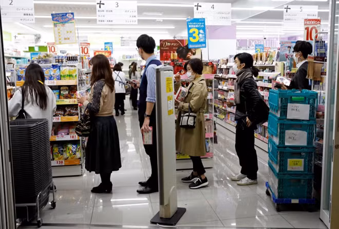 Thị trưởng Osaka tin rằng việc đàn ông đi chợ thay phụ nữ sẽ hạn chế việc tiếp xúc. Ảnh: Reuters