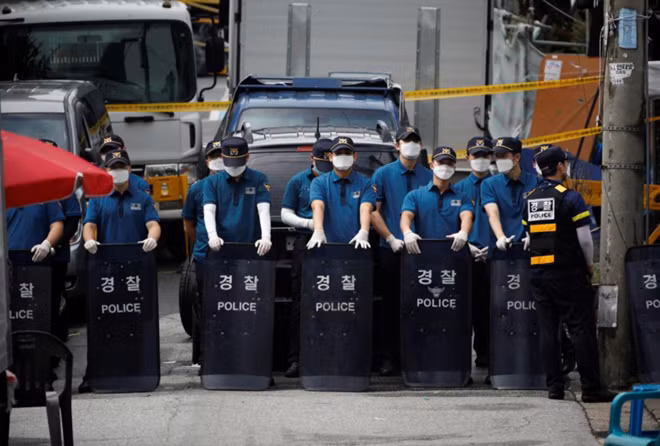 Cảnh sát canh gác gần khu vực ổ dịch Sarang Jeil. Ảnh: Reuters