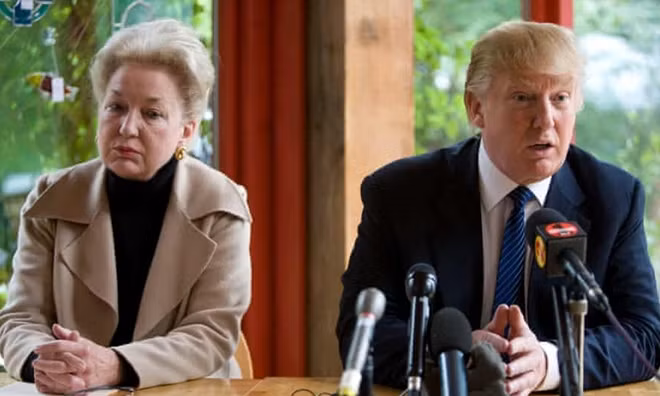 Tổng thống Donald Trump cùng chị gái Maryanne Trump Barry trong một bức ảnh được chụp năm 2008. Ảnh: Murdo MacLeod / The Guardian