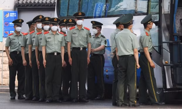 Cảnh sát và lực lượng dân phòng được điều động đến khu chợ nông sản. Ảnh: Getty