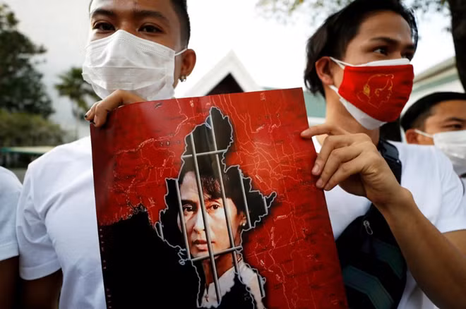 Người dân xuống đường biểu tình, mang theo những bức ảnh của nhà lãnh đạo Aung San Suu Kyi. Ảnh: Reuters