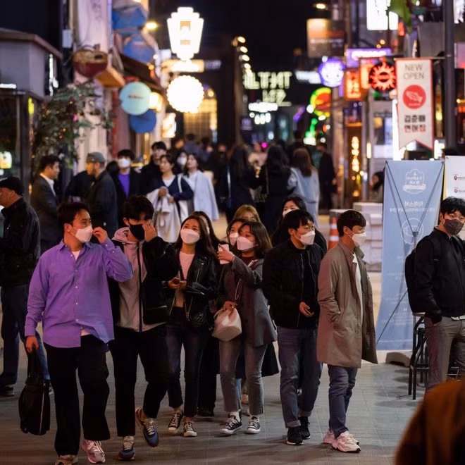 Các hộp đêm tại khu phố đình đám Itaewon đang trở thành cụm dịch mới của thủ đô Seoul nói riêng, và của cả Hàn Quốc nói chung. Ảnh: Bloomberg