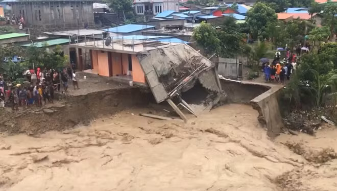 .Một ngôi nhà bị sập sau khi nền móng của nó bị cuốn trôi khi sông Comoro ngập lụt ở Dili, Đông Timor. Ảnh: Reuters