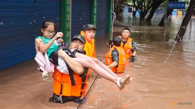 Lực lượng cứu hộ nỗ lực giải cứu người dân mắc kẹt bởi mưa lũ. Ảnh: Reuters