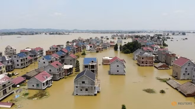 Hàng loạt nhà cửa bị nhấn chìm. Ảnh: Reuters
