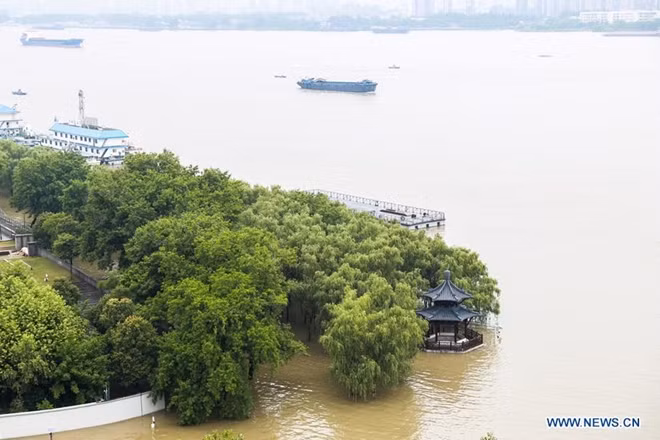 Mực nước tiếp tục dâng cao tại một số khu vực. Ảnh: News CN