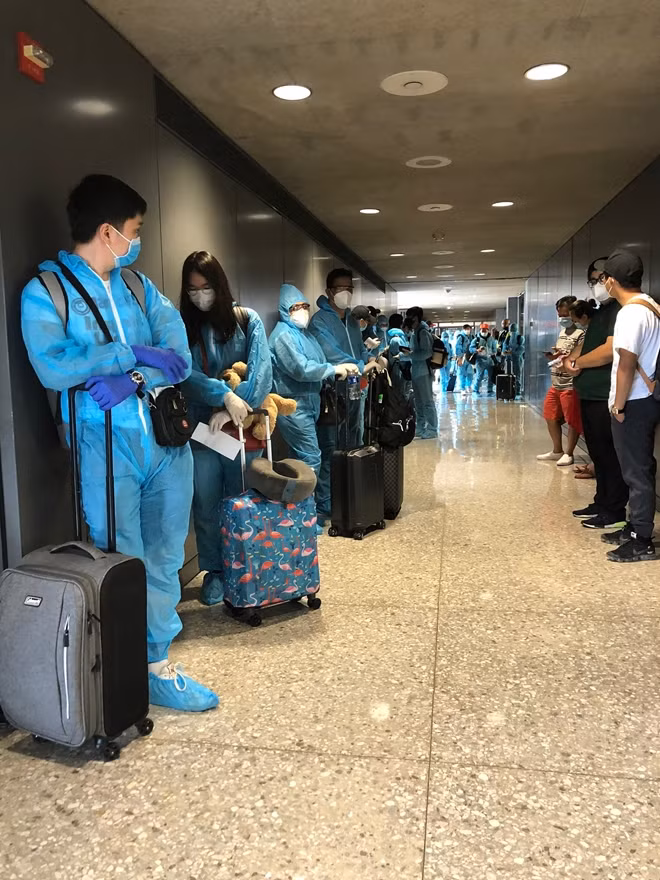 Hành khách và toàn bộ tổ bay chấp hành nghiêm các quy định về phòng, chống dịch bệnh. Ảnh: MOFA