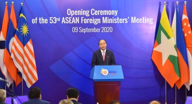 Thủ tướng Nguyễn Xuân Phúc phát biểu tại phiên khai mạc Hội nghị Bộ trưởng Ngoại giao ASEAN lần thứ 53.