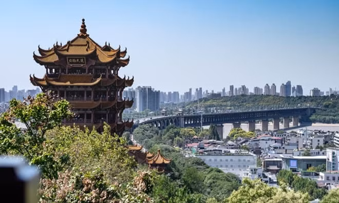 Trước khi dịch bệnh xảy ra, Vũ Hán được coi là một trong những trung tâm công nghiệp sầm uất của Trung Quốc. Ảnh: The Guardian