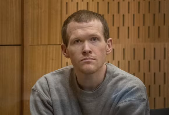 Khuôn mặt vô cảm của Brenton Tarrant tại phiên tòa. Ảnh: Reuters