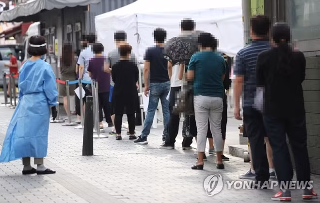 Người dân xếp hàng xét nghiệm COVID-19. Ảnh: Yonhap