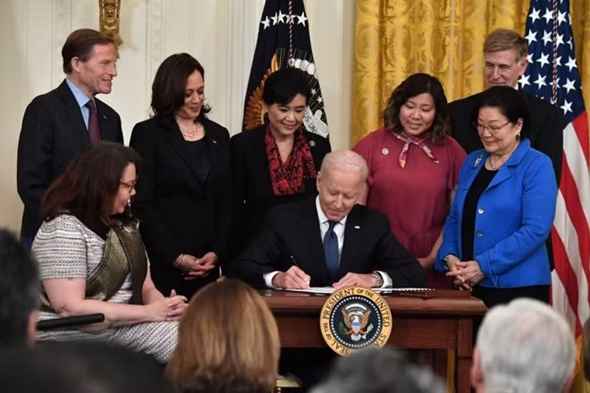 Tổng thống Mỹ Joe Biden ký ban hành Đạo luật về Tội ác thù hận COVID-19, nhằm ngăn chặn số vụ hành hung, kỳ thị và phạm tội nhằm vào người Mỹ gốc Á. Ảnh: Reuters