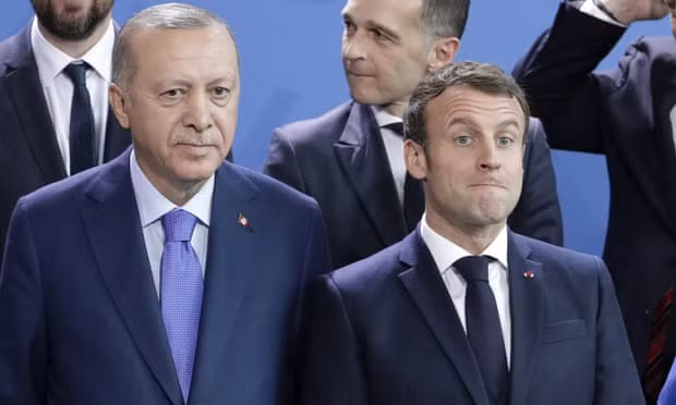 Tổng thống Pháp Emmanuel Macron và Tổng thống Thổ Nhĩ Kỳ Tayyip Erdogan. Ảnh: AP