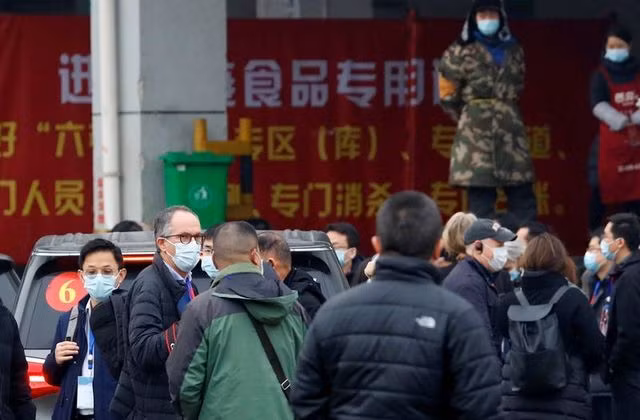 Nhóm chuyên gia WHO xuất hiện tại Vũ Hán, Trung Quốc. Ảnh: Reuters