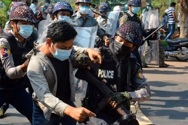 Một người biểu tình bị cảnh sát Myanmar bắt giữ. Ảnh: ANI Một người biểu tình bị cảnh sát Myanmar bắt giữ. Ảnh: ANI