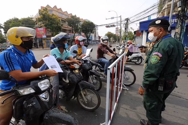 Các chốt an ninh được lập để kiểm soát tình hình phong tỏa tại Phnom Penh. Ảnh: Khmer Times