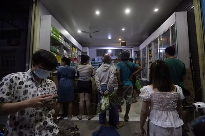Người dân Campuchia đổ xô đi mua sắm sau khi tin đồn phong tỏa được đưa ra. Ảnh: Khmer Times