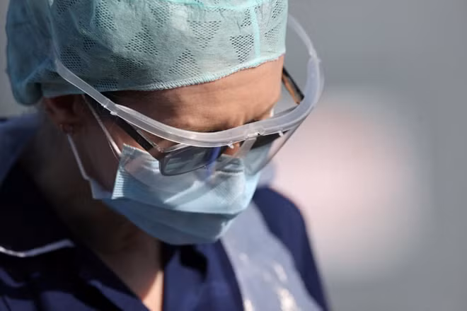 Các bác sĩ tại Anh phải chiến đấu mà không có thiết bị bảo hộ. Ảnh: Reuters